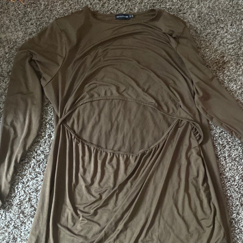 Short brown dress with mid-drift cut out